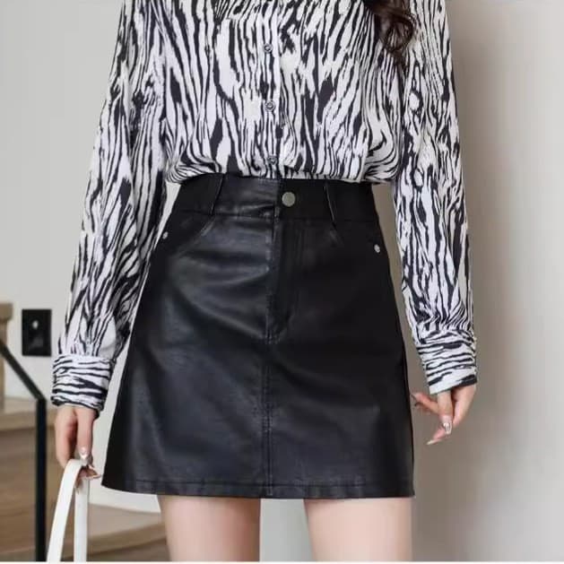 黒 スカート ぜいたく仕様のレザー調ミニスカート