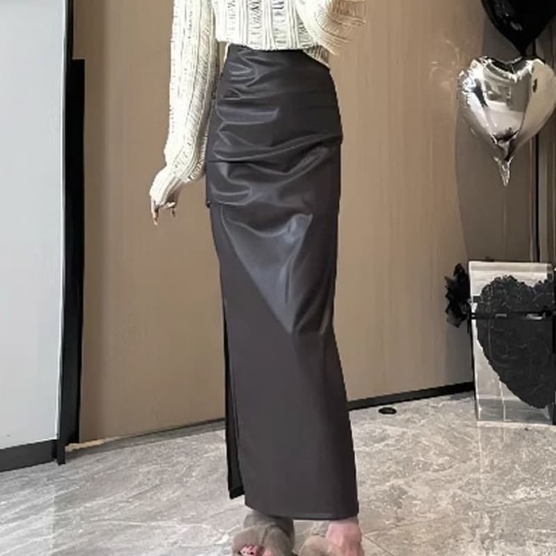 黒 スカート 光沢感際立つスリムスカート