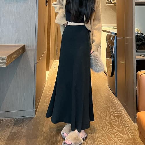 黒 スカート すらりと伸びる フレア ロングスカート
